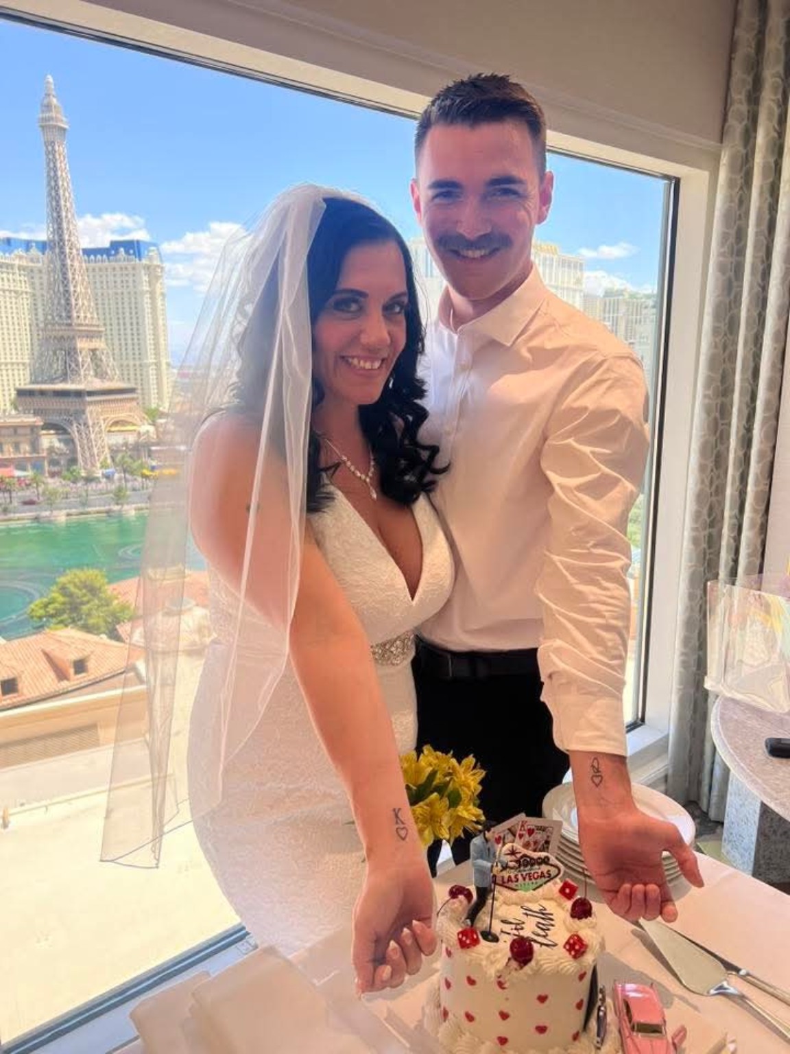 Newlyweds with their Vegas cake